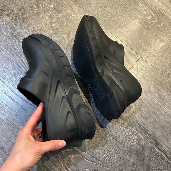 Givenchy Marshmallow Clogs in Black size 8 - Picture 4 of 5